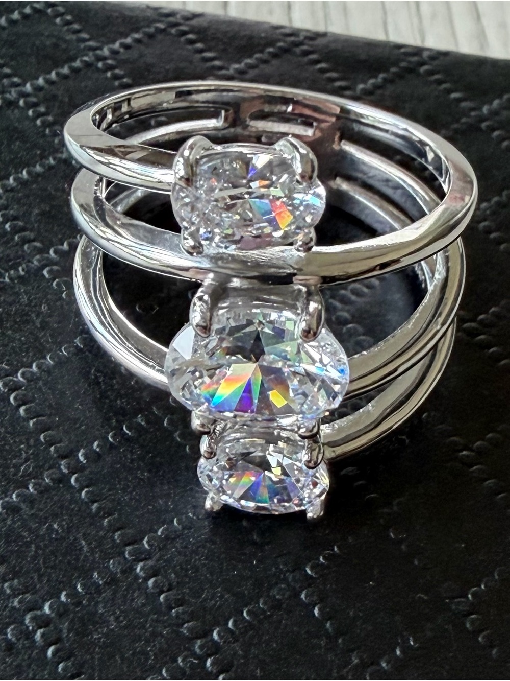 3 stone ring - Picture 3 of 9